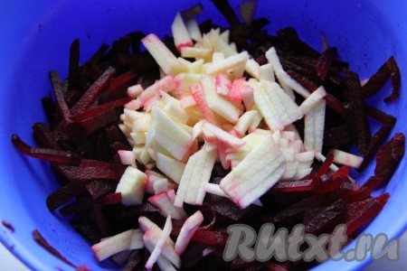 Сельдь разделать на филе, освободив от всех косточек. Яблоко очистить от кожуры и семечек. Филе сельди и яблоко нарезать также соломкой и добавить в салат к свекле.
