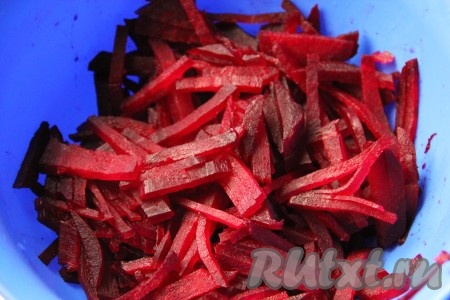 Свеклу отварить и нарезать мелкой соломкой.