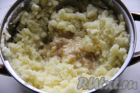 Отдельно смешать растительное масло и пропущенный через пресс чеснок. Добавить полученную смесь к картофелю.