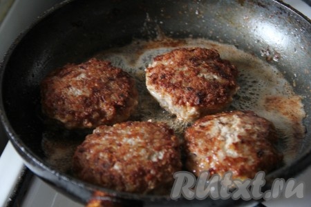 Сформировать из фарша котлетки и обвалять их в сухарях или размельченных крекерах. Обжарить гречаники на сковороде на разогретом растительном масле с двух сторон до золотистого цвета. При желании обжаренные гречаники можно накрыть крышкой и протушить на маленьком огне в течение 10-15 минут.&nbsp;
