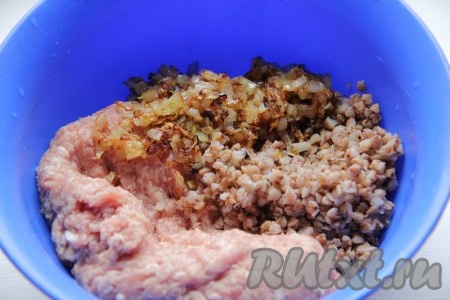 Лук мелко порезать и обжарить на растительном масле до золотистого цвета. В отдельной миске смешать мясной фарш, отварную гречку и обжаренный лук.
