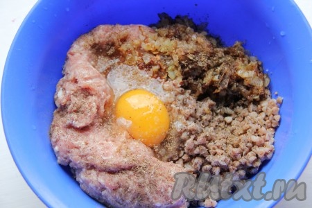 К общей массе добавить яйцо, соль, перец и кориандр.