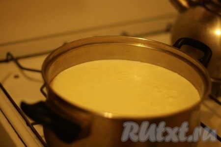 Молоко накрыть крышкой. Оставить на ночь при комнатной температуре.