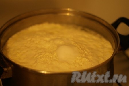 Нагреваем простоквашу на маленьком огне 10-15 минут.