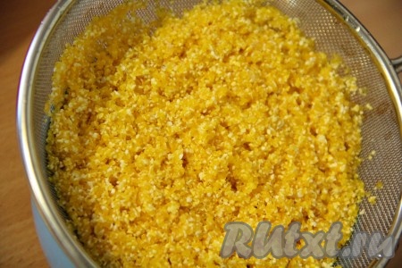 Кукурузную крупу выложить в сито, хорошо промыть под проточной водой, а затем оставить в сите на пару минут, чтобы стекла лишняя вода.&nbsp;