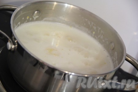 Влить в кастрюлю воду и молоко, посолить, всыпать кукурузную крупу, поставить на огонь. С момента закипания варить кукурузную кашу&nbsp;примерно 15 минут на медленном огне под крышкой, иногда перемешивая.