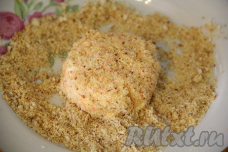 Сформировать влажными руками сырники и обвалять их в панировочных сухарях или в муке со всех сторон.