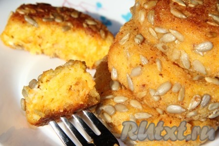 Вкуснейшие сырники, приготовленные с морковью, творогом и манкой, подать к столу в горячем виде. Смотрите, какой у них аппетитный разрез!