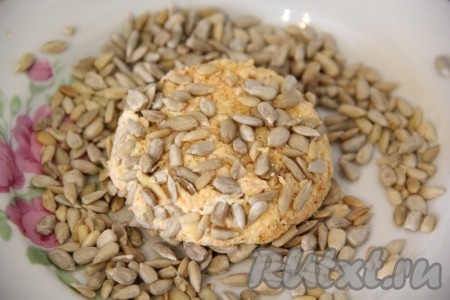 По желанию можно дополнительно обвалять сырники в семенах подсолнечника.