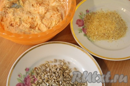 К получившейся творожной массе добавить морковь, отжатую от лишнего сока, перемешать творожно-морковную массу. Всыпать муку, манку и ещё раз перемешать, тесто для сырников получится достаточно густым.