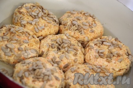 В сковороду с разогретым растительным маслом выложить сырники и жарить их на среднем огне с двух сторон до золотистого цвета (примерно по 2-3 минуты с каждой стороны).