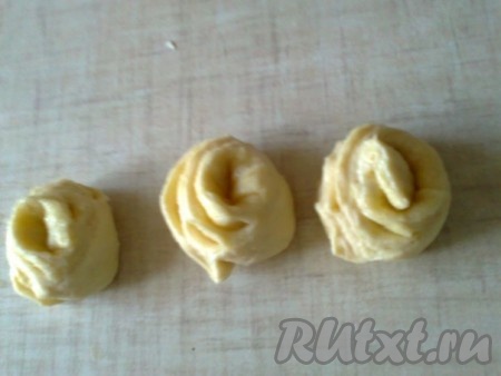 Получаются булочки в виде розочек.