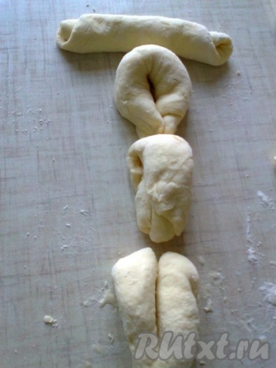 Лепёшку скручиваем в рулет, складываем получившийся рулет пополам, скрепляем края, крепко прижав их. Поворачиваем рулет согнутой стороной вверх и ножом делаем надрез со стороны сгиба, не доходя до края 1 сантиметр.