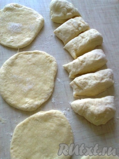 Из поднявшегося творожно-дрожжевого теста я решила сформировать булочки в виде сердечек и розочек. Для этого поднявшееся тесто делим на 2 части. Для приготовления булочек в виде сердечек одну часть теста на слегка присыпанной мукой поверхности скатываем в колбаску.&nbsp; Остальное тесто накрываем полотенцем, чтобы не заветривалось. Затем колбаску делим на 8-9 равных частей. Количество частей может быть разное, в зависимости от желаемого количества и размера булочек. Вначале один кусочек теста раскатываем или разминаем в лепёшку. Смазываем лепёшку растительным маслом, посыпаем немного сахаром.