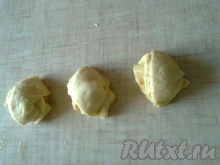 Стягиваем верхний слой каждого рулетика вниз и соединяем у основания.