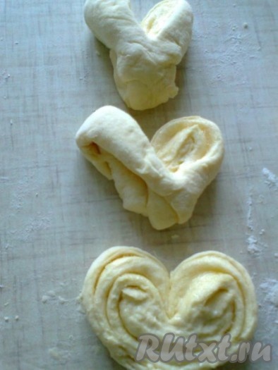 Разворачиваем тесто в стороны, как книжку. Аналогично формируем все булочки в форме сердечек.