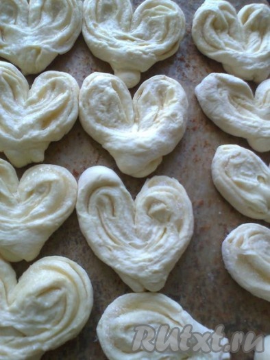 Выкладываем сформированные булочки на противень, застеленный пергаментной бумагой.