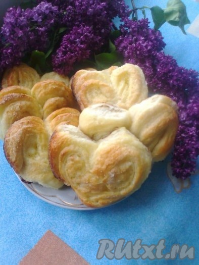 Надеюсь, вам понравится и приятно удивит рецепт приготовления воздушных булочек из творожно-дрожжевого теста.