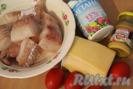 Если треска замороженная, тогда разморозить её и обсушить бумажным полотенцем. Нарезать рыбу на порционные кусочки.&nbsp;
