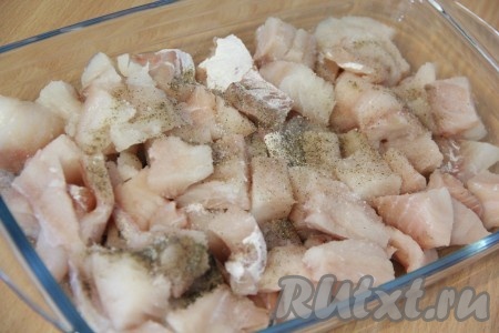  Выложить кусочки рыбы в жаропрочную форму. Посолить и поперчить.