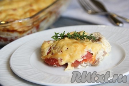 Нежную, ароматную треску, запеченную&nbsp;с сыром и помидорами, при подаче можно посыпать рубленной зеленью.
