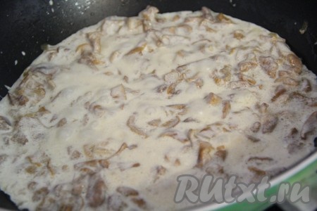 Затем влить сливки, посолить и тушить на медленном огне в течение 5 минут. Лисички, тушёные в сливках, получаются вкусными, нежными, ароматными.
