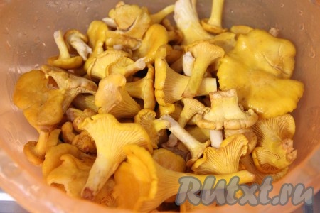 Лисички хорошо промыть под проточной водой, затем откинуть на дуршлаг, чтобы стекла лишняя жидкость. Если грибы крупные, можно их нарезать.