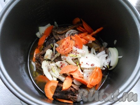 Посолить все и поперчить, добавить паприку. Влить горячую воду, выставить режим "Тушение" на 1 час 10 минут.&nbsp;
