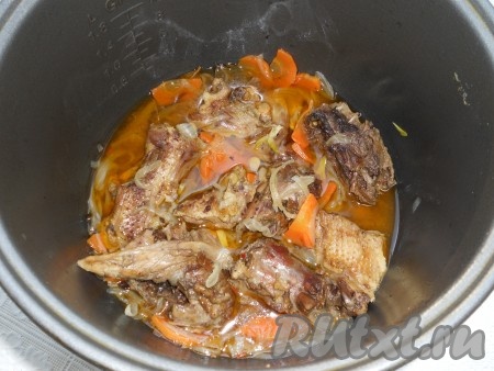 Утка у меня молоденькая, поэтому этого времени мне было достаточно. Если утка "постарше", потушите мясо ещё 30-40 минут.
