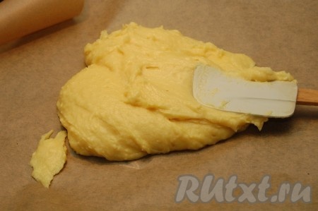 Противень застилаем бумагой для выпечки и выкладываем полученное заварное тесто.