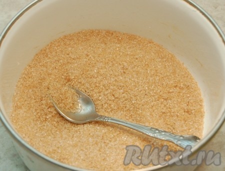 Смешать сахар с корицей.