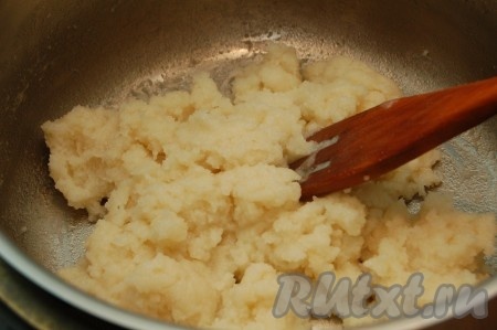 Как закипит, сразу снять с огня и добавить всю муку, тщательно перемешать деревянной лопаткой.