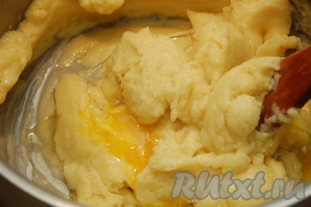 И постепенно, по одному добавлять яйца. Каждый раз тщательно вымешивая тесто.