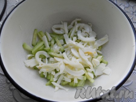 Яйца отварить в течение 8-10 минут с начала кипения воды, после этого остудить и очистить. Огурцы очистить от кожицы и нарезать в глубокую миску соломкой, сбрызнуть лимонным соком. Яйца разделить на белки и желтки. Белки нарезать соломкой и добавить к огурцам.