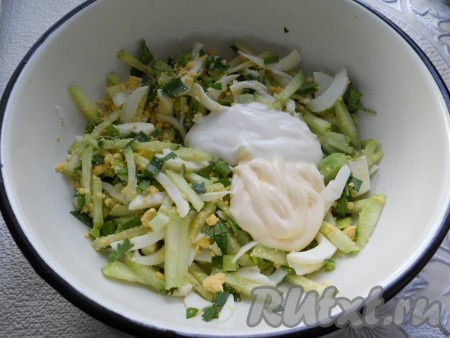 Салат посолить, добавить майонез и сметану.