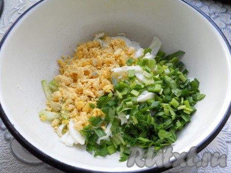 Яичные желтки раскрошить, всю зелень измельчить. Добавить желтки и зелень к огурцам и белкам.
