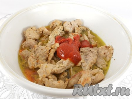 Добавить томатную пасту, слегка перемешать мясо с овощами.