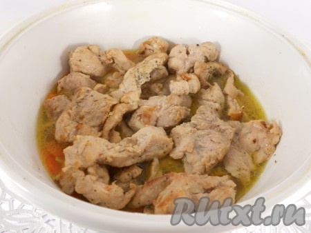 Свинину обжарить на сильном огне на той же сковороде, посыпав специями и черным молотым перцем, до легкой румяной корочки. После этого добавить свинину к моркови и луку. Посолить по вкусу, влить бульон.
