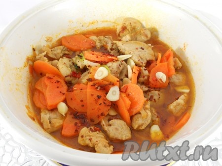 Тушить свинину с морковью на небольшом огне в течение 1 часа. За 15 минут до готовности добавить паприку и порезанный кусочками чеснок.