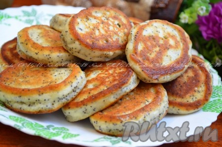 Подавать маковые оладьи сразу, пока не остыли, с чаем или кофе. Надеюсь, вам и вашим детям понравятся эти вкусные оладушки.
