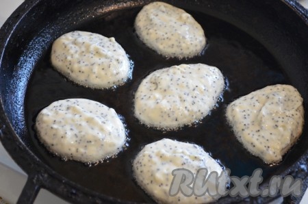 Сковороду хорошо разогреть с маслом. Жарить оладьи с маком обычным способом на медленном огне под крышкой.

