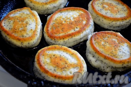 С двух сторон.