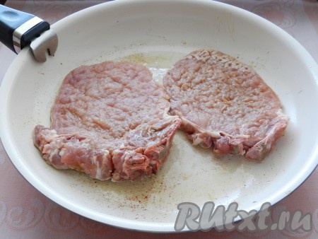 В сковороде разогреть немного растительного масла, обжарить отбивные по 2 минуты с каждой стороны до золотистой корочки.