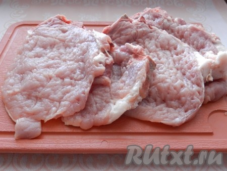 Отбить мясо с обеих сторон.