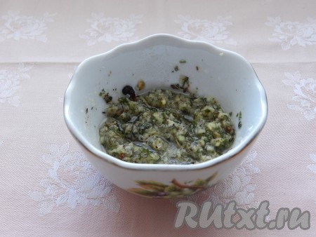 Чеснок очистить и пропустить через пресс. Смешать чеснок с маслом, солью, перцем и травами. Масло можно взять со сковороды, где жарятся отбивные.