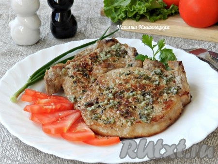 Вкусные и ароматные свиные отбивные на косточке готовы.