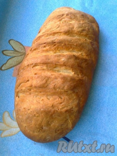 Перед выпечкой лезвием или острым ножом делаем&nbsp; 5 надрезов на каждом батоне. Я сделала перед расстойкой. Подошедший батон смазываем водой.&nbsp; Выпекаем в разогретой духовке при температуре 220 градусов 15 минут с паром (ставим на низ духовки подходящую посуду с горячей водой) и еще 20 минут без пара. Готовый батон надо остудить. Вот что у нас получилось.
