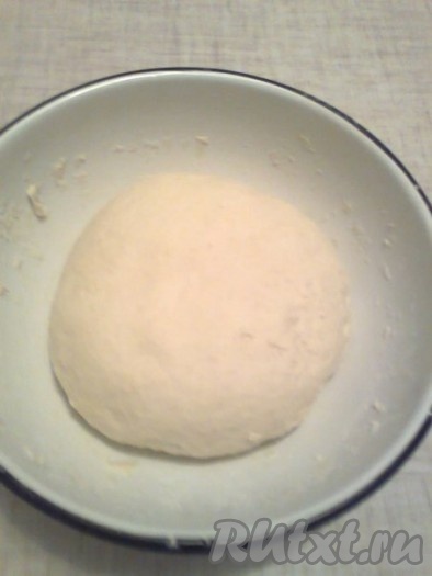 Затем обминаем подошедшее тесто очень хорошо,
