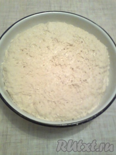 Когда опара готова, можно приготовить тесто для будущих батонов. В подошедшую опару надо влить теплую воду, добавить соль, сахар,&nbsp;мягкое сливочное масло и&nbsp; вымешать до однородной массы, всыпать муку и замесить мягкое тесто. Накрыть и оставить на 1 час в теплом месте.
