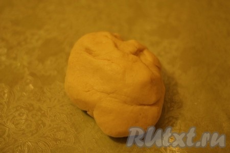 Замесить эластичное тесто.